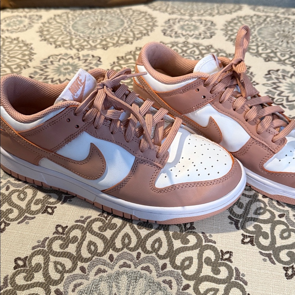 Nike Women's Rose and White Sneakers size 8 - Picture 2 of 10